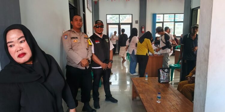 Polsek Kronjo Amankan Penyaluran BLTS Kesra untuk 1.075 KPM di Desa Bakung