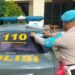 Kanit Provos Polsek Rangkasbitung Polres Lebak Memasang Barcode Pelayanan Pengaduan Divpropam Mabes Polri di Mobil Dinas Patroli