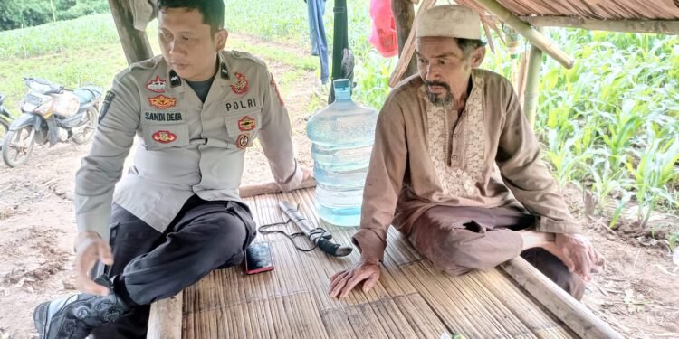 Dengan Humanis, Kaspkt 3 Polsek Cimarga Polres Lebak Sambangi Warga Sarageni