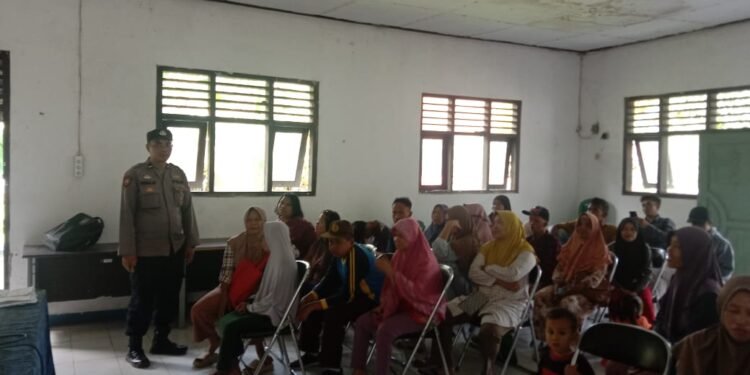 Kanit Samapta Polsek Cimarga melaksanan sambang dan monitoring pendistribusian BLT