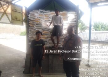 Bhabinkamtibmas Polsek Rangkasbitung Polres Lebak Monitoring Penyaluran Pangan Berupa Beras dan Minyak Sayur di Desa Sukamanah