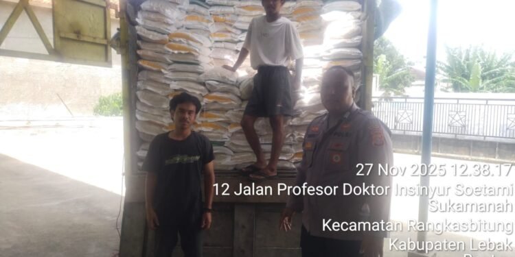 Bhabinkamtibmas Polsek Rangkasbitung Polres Lebak Monitoring Penyaluran Pangan Berupa Beras dan Minyak Sayur di Desa Sukamanah