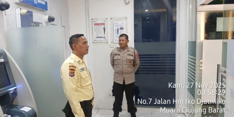 Polsek Rangkasbitung Polres Lebak Patroli Ke Bank BRI Cabang Rangkasbitung Berikan Edukasi Kamtibmas Ke Satpam