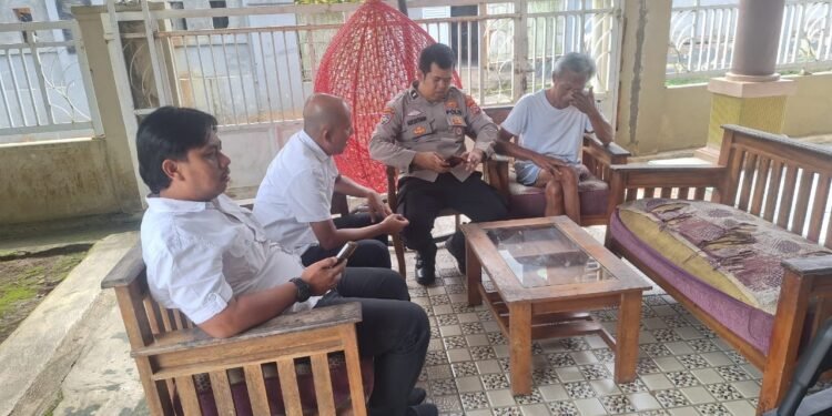 Sambang Warga Ngobrol Santai,Bhabinkamtibmas Polsek Warunggunung Pelihara Kamtibmas di Desa Binaannya