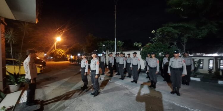 Berikan APP, Ps.Kanit Bimas Polsek Warunggunung Polres Lebak Pimpin Apel Malam Personil Siswa Latja SPN Mandalawangi