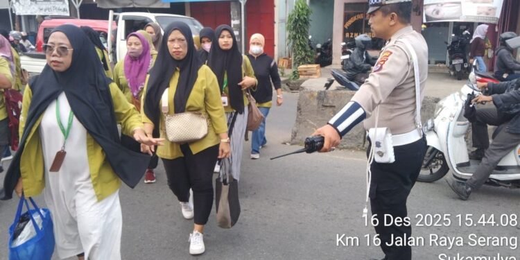 Personel Polsek Cikupa Laksanakan Strong Point Pengaturan Lalu Lintas Sore Hari