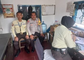 Bhabinkamtibmas Polsek Cikupa Sambangi Warga Desa Sukadamai, Pererat Kedekatan dengan Masyarakat
