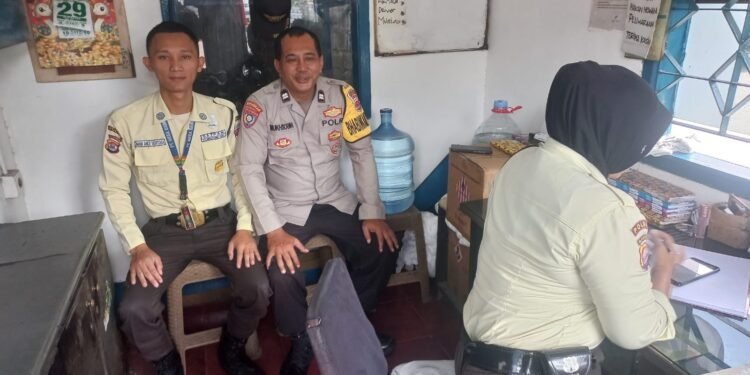 Bhabinkamtibmas Polsek Cikupa Sambangi Warga Desa Sukadamai, Pererat Kedekatan dengan Masyarakat