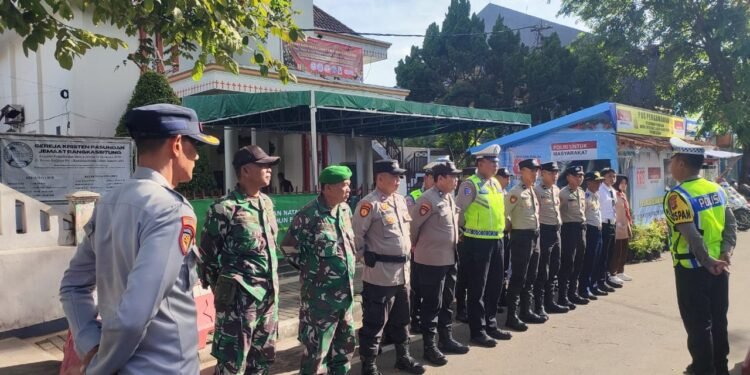 Personil Polsek Rangkasbitung Bersama Personil Polres Lebak Giat Apel Pengamanan Kebaktian Minggu di Gereja Pasundan