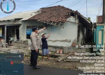 Adanya Aduan Masyarakat,Polsek Rangkasbitung Polres Lebak Cek Atap Rumah Milik Warga Roboh