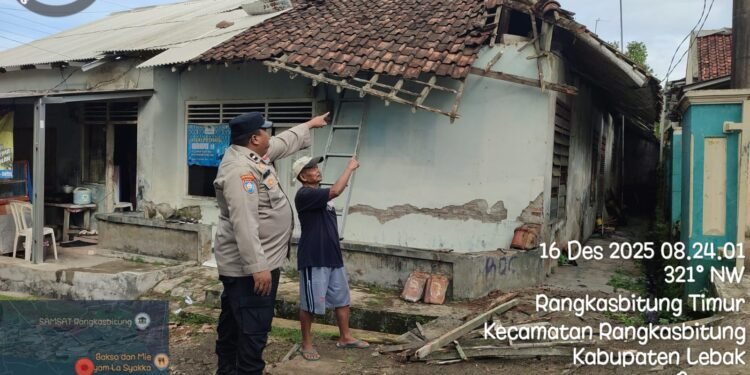 Adanya Aduan Masyarakat,Polsek Rangkasbitung Polres Lebak Cek Atap Rumah Milik Warga Roboh