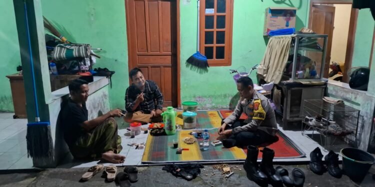 Wujudkan Kamtibmas Kondusif Bhabinkamtibmas Polsek Balaraja Polresta Tangerang Giat Sambang & NGARIUNG di Desa Kaliasin