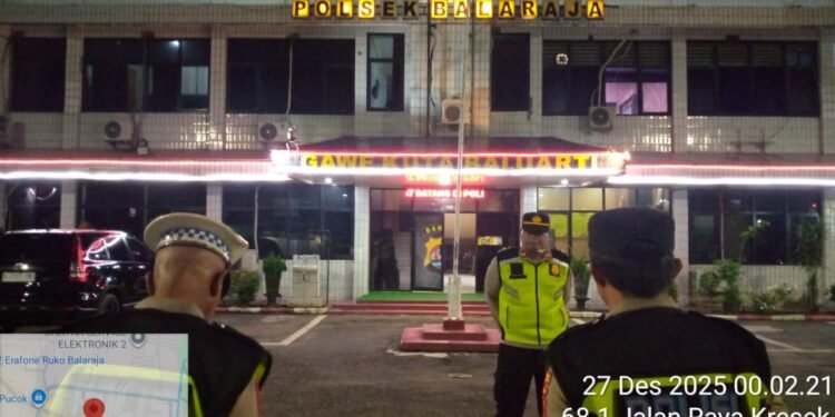 Personil Polsek Balaraja Polresta Tangerang Laksanakan Rutinitas Apel Malam dan Sispam Mako di Mapolsek Balaraja