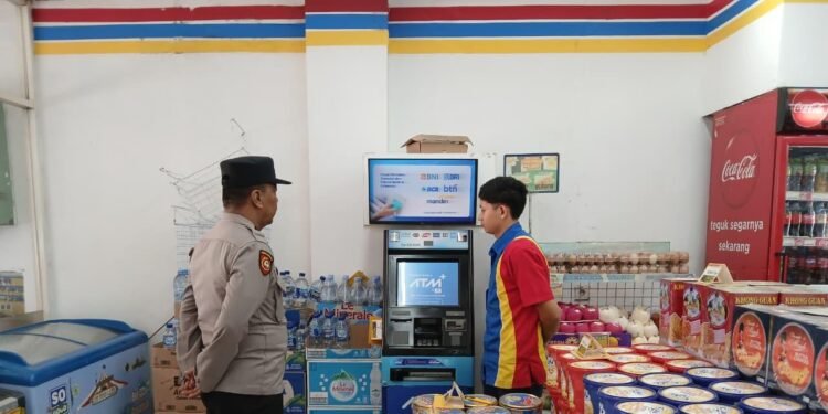 KSPKT I Polsek Rangkasbitung Polres Lebak Patroli Ke Pertokoan   Indomart Sekaligus Cek Mesin ATM