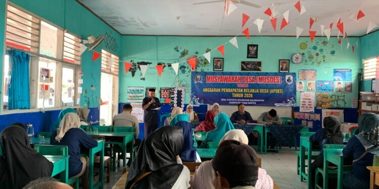 Bhabinkamtibmas Polsek Rangkasbitung Polres Lebak Menghadiri Musdes APBDes  T.A 2026 Desa Cikatapis