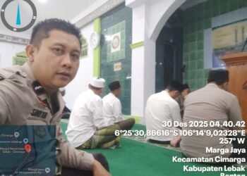 Anggota Polsek Cimarga Polres Lebak Laksanakan Sholat Subuh Berjamaah Di Mesjid Nurul Iman Cimarga
