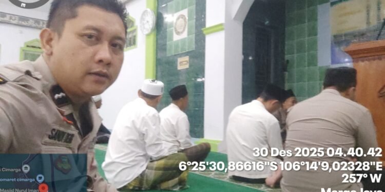 Anggota Polsek Cimarga Polres Lebak Laksanakan Sholat Subuh Berjamaah Di Mesjid Nurul Iman Cimarga
