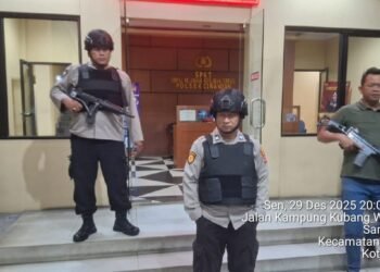 Personil Polsek Ciwandan Perketat Penjagaan Dan Akses Keluar Masuk Kantor Dengan Sispam Mako