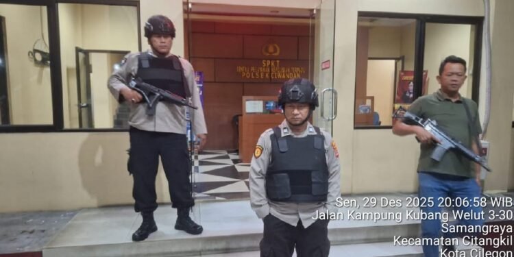 Personil Polsek Ciwandan Perketat Penjagaan Dan Akses Keluar Masuk Kantor Dengan Sispam Mako