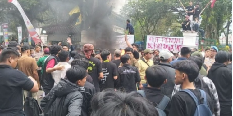 PolresLebak sigap Laksanakan Pengamanan Aksi Demo di Pemkab.Lebak
