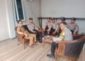 Bhabinkamtibmas Polsek Cikupa Kunjungi Kantor Desa Pasir Jaya, Perkuat Sinergi Harkamtibmas