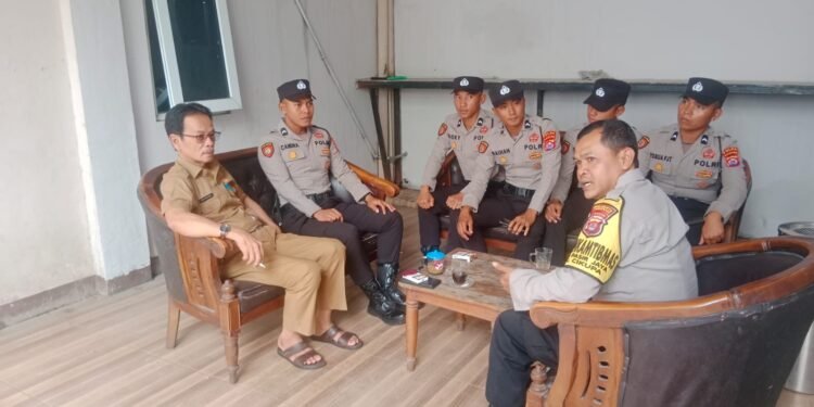 Bhabinkamtibmas Polsek Cikupa Kunjungi Kantor Desa Pasir Jaya, Perkuat Sinergi Harkamtibmas