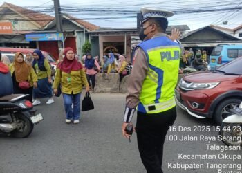 Personel Lantas Polsek Cikupa Laksanakan Pengaturan Lalu Lintas Sore Hari di Pertigaan Columbus