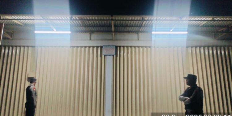 Anggota Polsek Leuwidamar Polres Lebak, Patroli Malam Hari Guna Mencegah Gangguan Kamtibmas.*